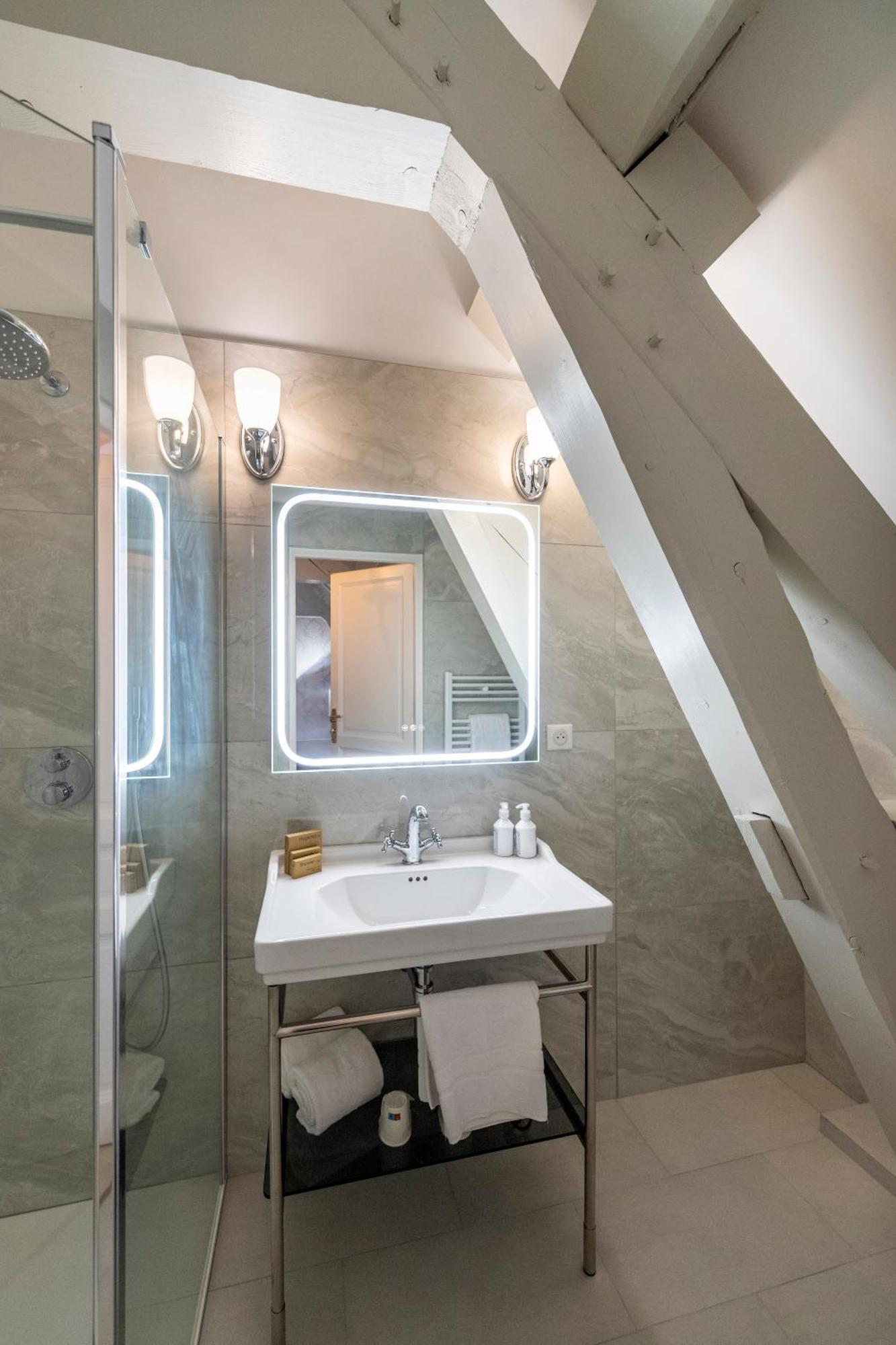 Hotel De La Poste Авалон Екстериор снимка